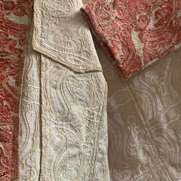 Light weight blazer. Muted red and khaki paisley.  Unlined.  Med Petite - Picture 4 of 5